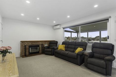 Photo of property in 1/38 Weldene Avenue, Glenfield, Auckland, 0629