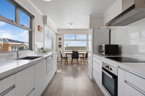 Photo of property in 14 South Road, Moturoa, New Plymouth, 4310