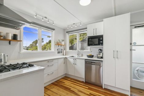 Photo of property in 15 Link Road, Newlands, Wellington, 6037