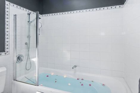 Photo of property in 5 Kinghorne Street, Strathmore Park, Wellington, 6022