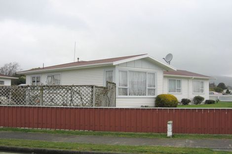 Photo of property in 18 Featherston Street, Levin, 5510