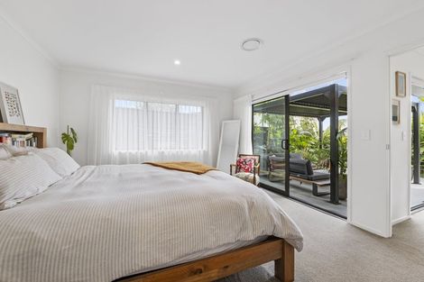 Photo of property in 8 Oakmont Crescent, Waiwhakaiho, New Plymouth, 4312