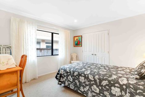 Photo of property in 32 Connemara Court, West Harbour, Auckland, 0618