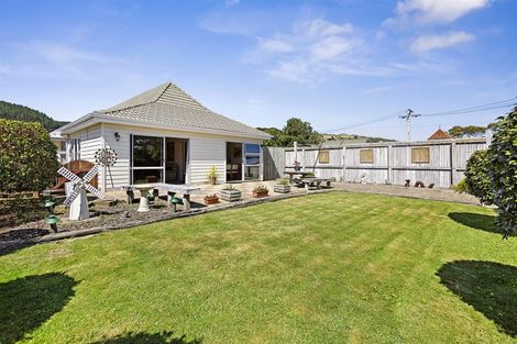Photo of property in 53 Ranui Terrace, Tawa, Wellington, 5028