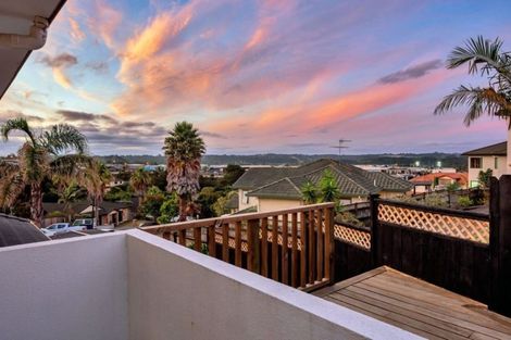 Photo of property in 32 Canary Place, Unsworth Heights, Auckland, 0632