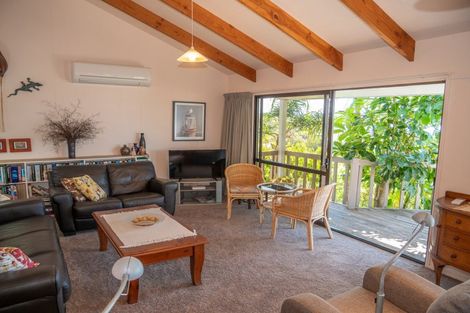 Photo of property in 39 Seaview Road, Cable Bay, 0420