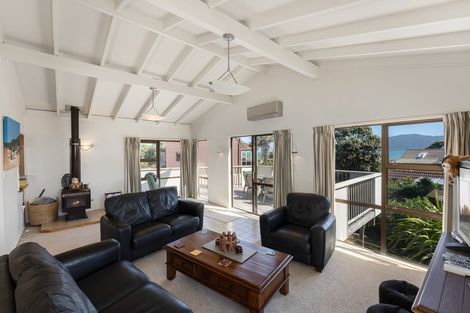 Photo of property in 33 Oratia Street, Waikanae Beach, Waikanae, 5036