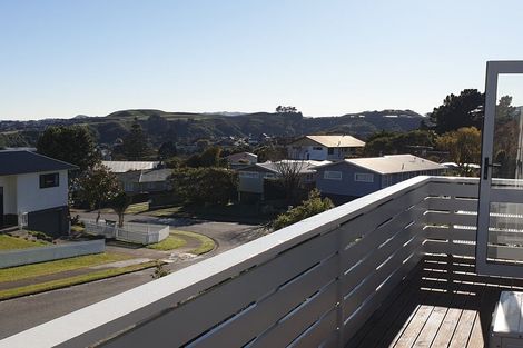 Photo of property in 3 Quinn Grove, Ranui, Porirua, 5024