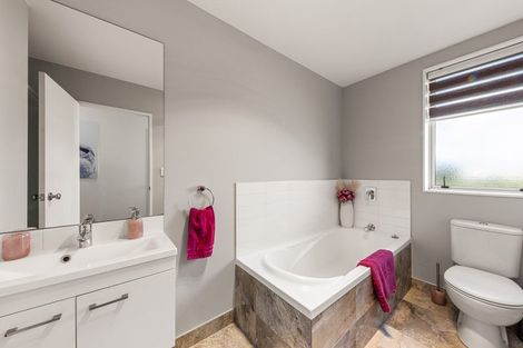 Photo of property in 114 Grand Drive, Orewa, 0931