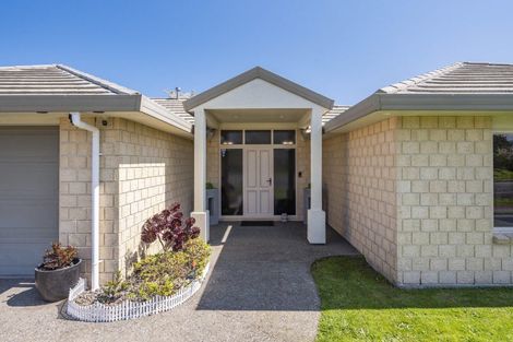 Photo of property in 170 Guildford Drive, Paraparaumu Beach, Paraparaumu, 5032
