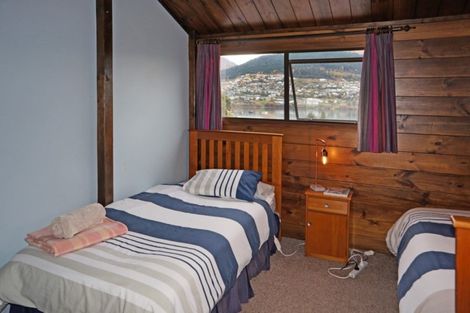 Photo of property in 77 Cedar Drive, Kelvin Heights, Queenstown, 9300