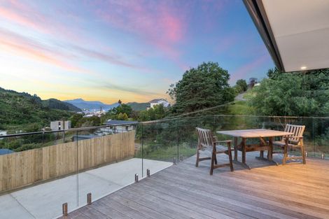 Photo of property in 6 West Terrace, Picton, 7220