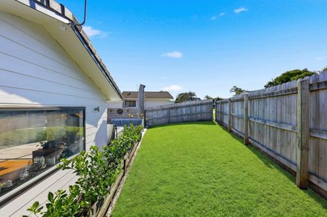 Photo of property in 64 Robbies Road, Shelly Park, Auckland, 2014