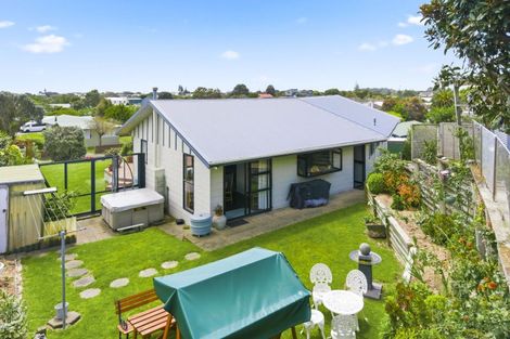 Photo of property in 2 Sunset Terrace, Waikanae Beach, Waikanae, 5036