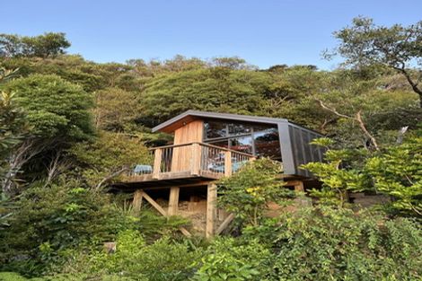 Photo of property in 21 Kaitawa Road, York Bay, Lower Hutt, 5013