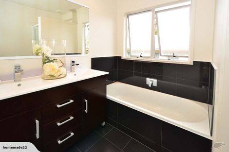 Photo of property in 2/218 East Coast Road, Forrest Hill, Auckland, 0620