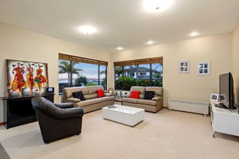 Photo of property in 3 Lupetti Rise, West Harbour, Auckland, 0618