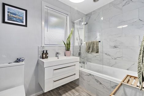 Photo of property in 2 Bremridge Place, Melville, Hamilton, 3206