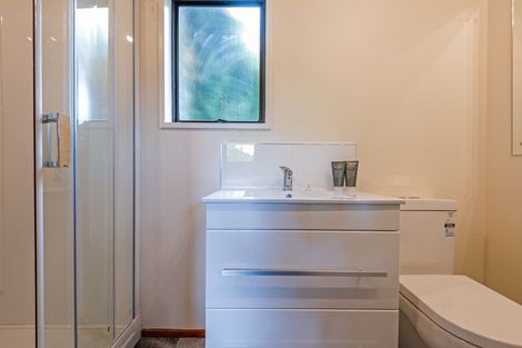 Photo of property in 28 Springdale Grove, Fitzherbert, Palmerston North, 4410