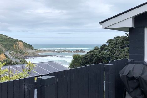 Photo of property in 18 Cave Road, Houghton Bay, Wellington, 6023