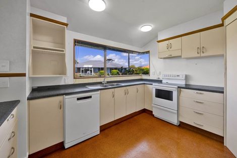 Photo of property in 4 Waiwera Place, Merrilands, New Plymouth, 4312