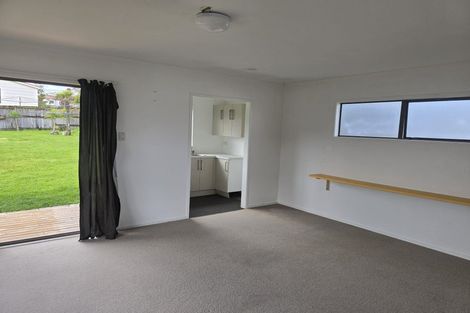 Photo of property in 8 Staveley Avenue, Mount Roskill, Auckland, 1041