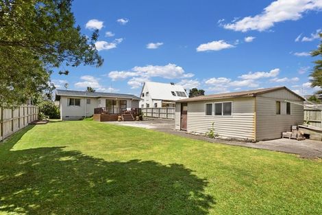 Photo of property in 9 Walton Street, Red Beach, 0932