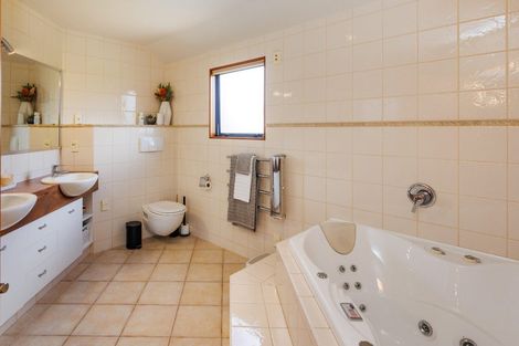 Photo of property in 33 Ruapehu Drive, Fitzherbert, Palmerston North, 4410