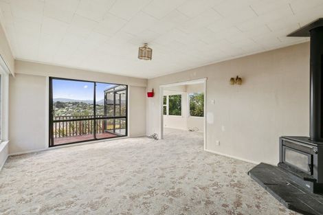 Photo of property in 26 Waiwera Crescent, Maupuia, Wellington, 6022