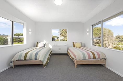 Photo of property in 1 Goldie Place, Waikanae Beach, Waikanae, 5036