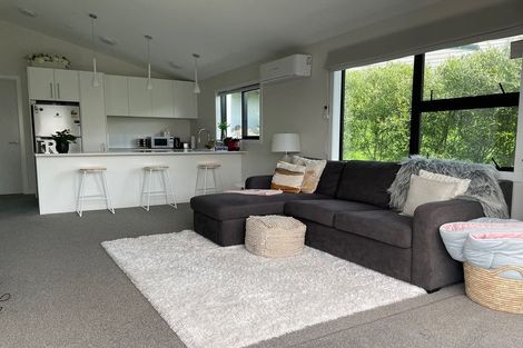 Photo of property in 32 Meadowood Drive, Unsworth Heights, Auckland, 0632