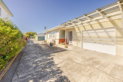 Photo of property in 2/17 Bowling Road, Greenmeadows, Napier, 4112