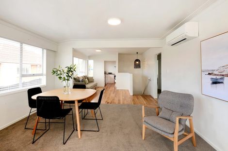 Photo of property in 2/611 Beach Road, Rothesay Bay, Auckland, 0630