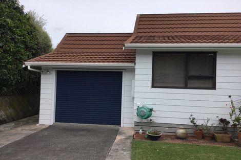 Photo of property in 1/7 Vardon Road, Green Bay, Auckland, 0604