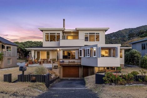 Photo of property in 47 Marine Parade South, Piha, 0772