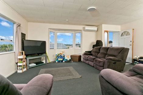 Photo of property in 14 Jumento Place, Unsworth Heights, Auckland, 0632