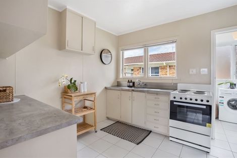 Photo of property in 2/1 Ocean View Road, Hillcrest, Auckland, 0627