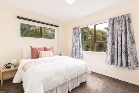 Photo of property in 6a Stella Grove, Newlands, Wellington, 6037