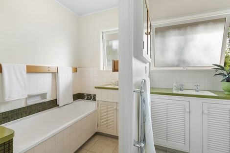 Photo of property in 15 Tudward Glade, Hillcrest, Auckland, 0627