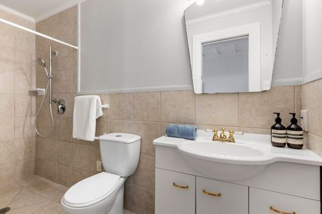 Photo of property in 8 Tiri Road, Milford, Auckland, 0620