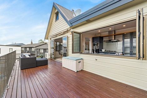 Photo of property in 152 Luckens Road, West Harbour, Auckland, 0618