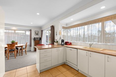 Photo of property in 2 Mcgowan Place, Orewa, 0931