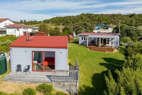 Photo of property in 47 Pinedale Crescent, Riversdale Beach, Masterton, 5872