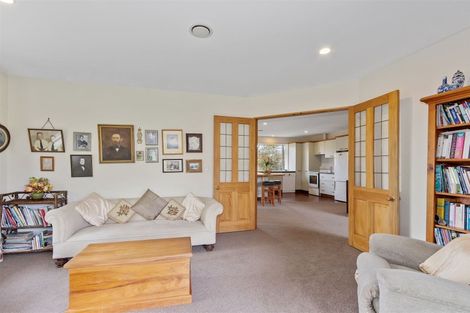Photo of property in 33 Farnswood Place, Redwood, Christchurch, 8051