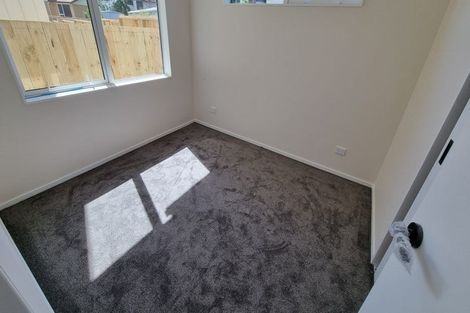 Photo of property in 1c Taupiko Place, Green Bay, Auckland, 0604