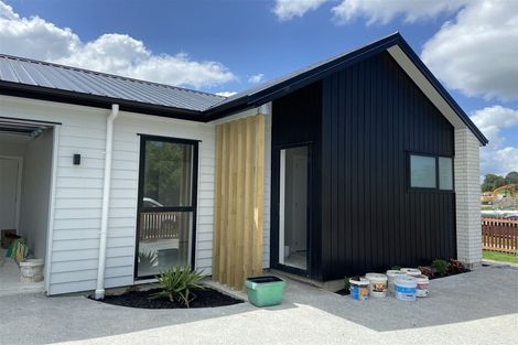 Photo of property in 21 Mcindoe Road, Kumeu, 0810