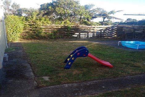 Photo of property in 27 Bellringer Crescent, Newlands, Wellington, 6037