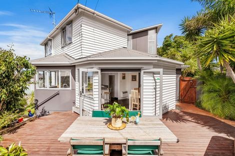 Photo of property in 11 Bank Street, Hillcrest, Auckland, 0627