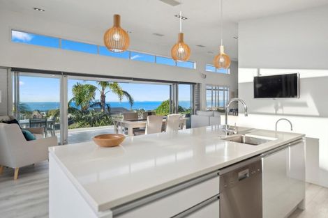 Photo of property in 12a Eastcliffe Road, Castor Bay, Auckland, 0620