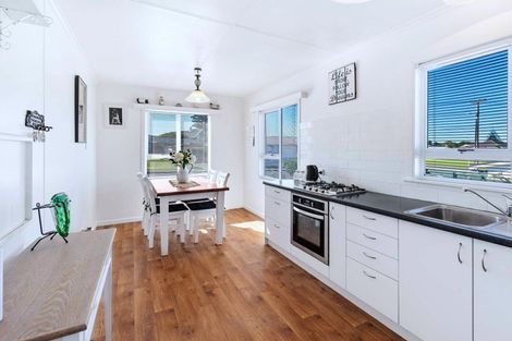 Photo of property in 3 Omori Place, Castlecliff, Whanganui, 4501